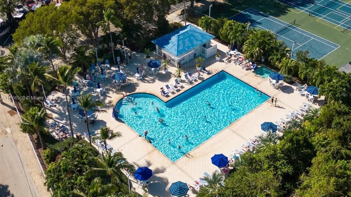 Recently Sold: $770,000 (2 beds, 2 baths, 841 Square Feet)