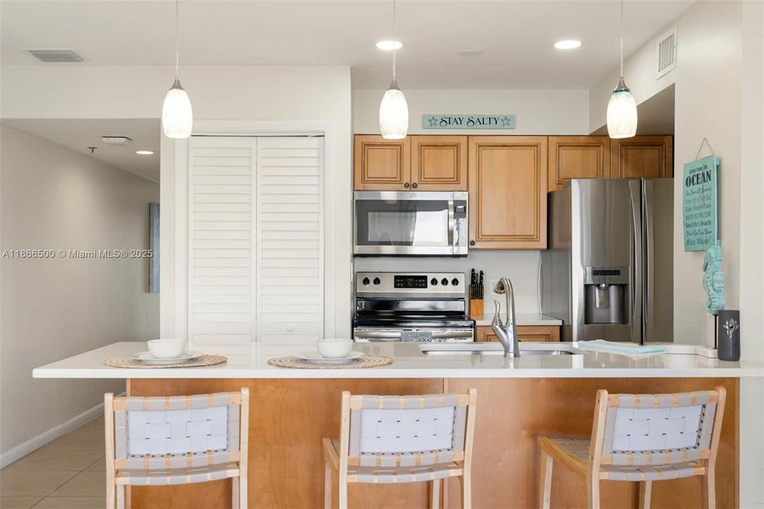 Recently Sold: $770,000 (2 beds, 2 baths, 841 Square Feet)