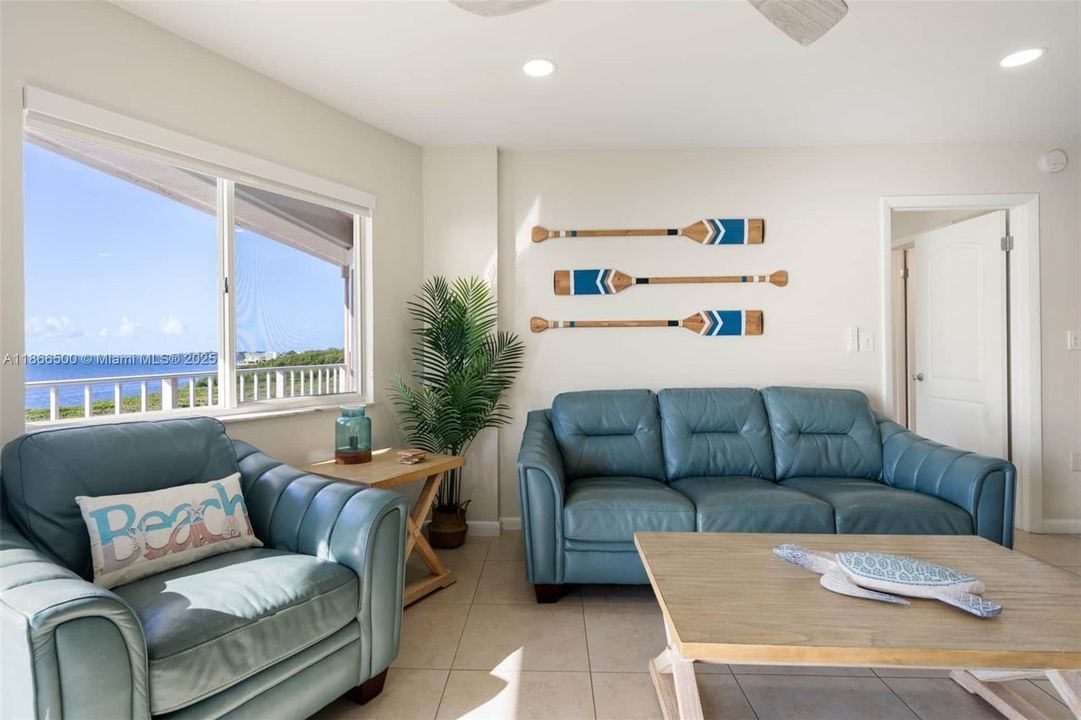 Recently Sold: $770,000 (2 beds, 2 baths, 841 Square Feet)