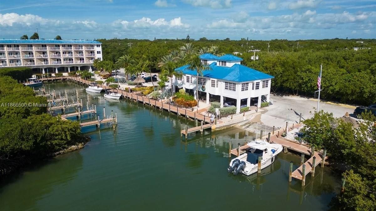 Recently Sold: $770,000 (2 beds, 2 baths, 841 Square Feet)