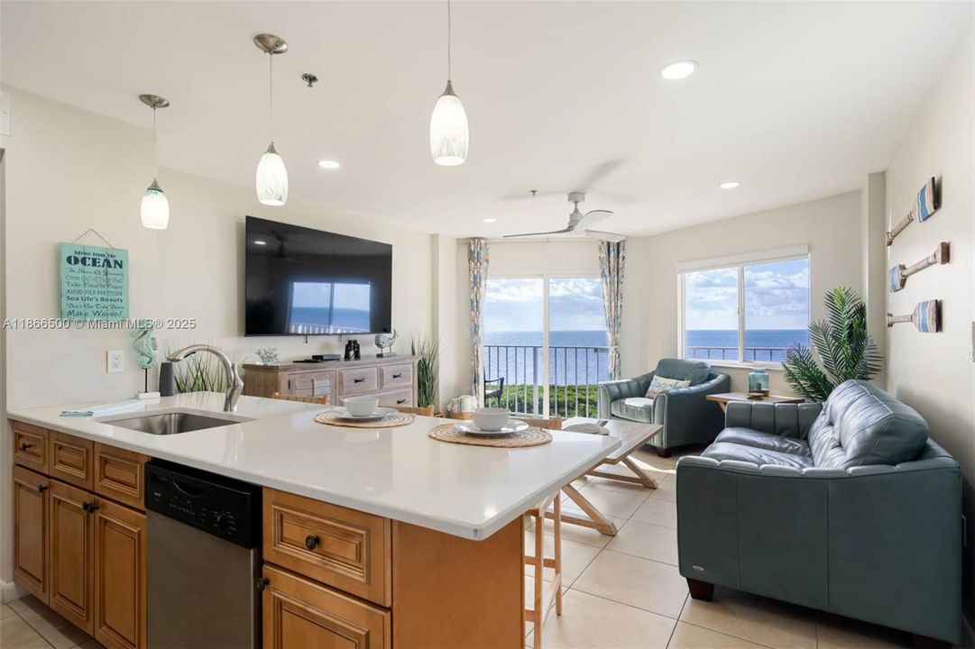 Recently Sold: $770,000 (2 beds, 2 baths, 841 Square Feet)