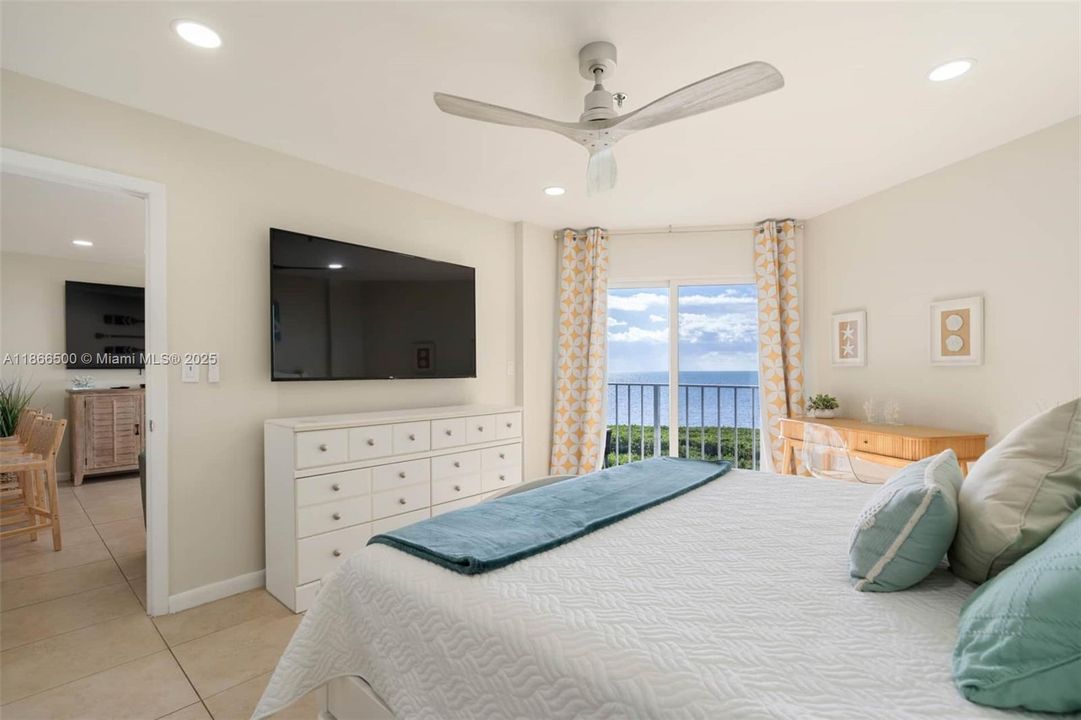 Recently Sold: $770,000 (2 beds, 2 baths, 841 Square Feet)