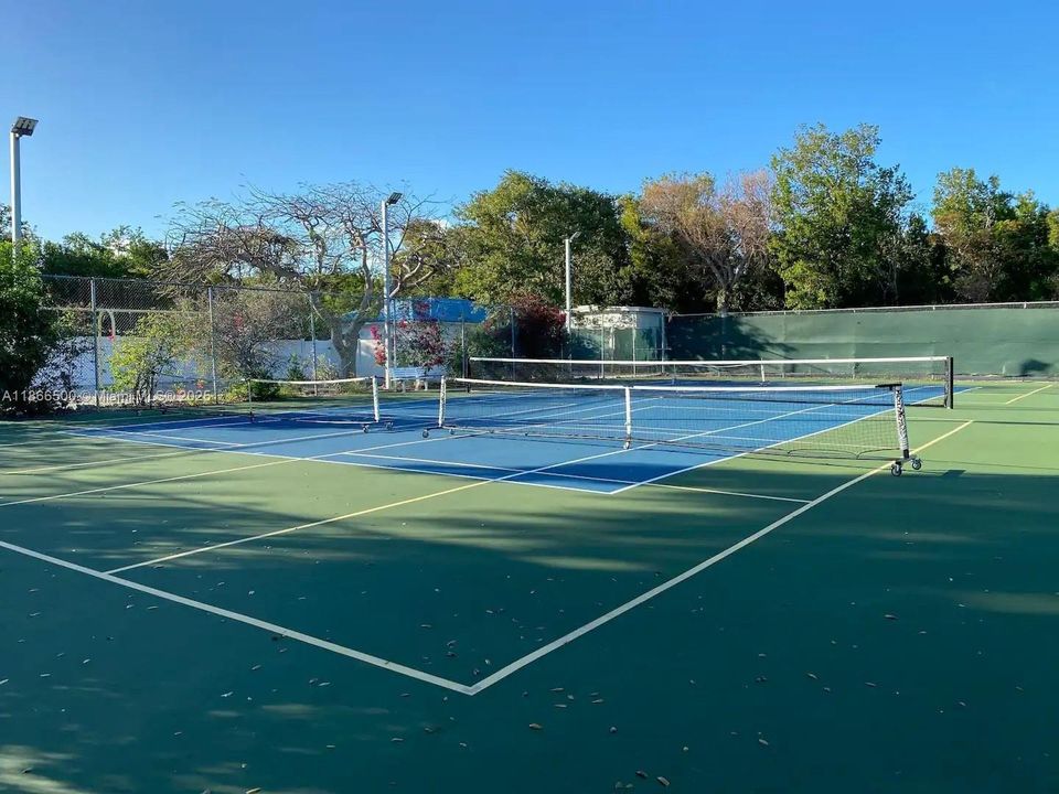 Recently Sold: $770,000 (2 beds, 2 baths, 841 Square Feet)