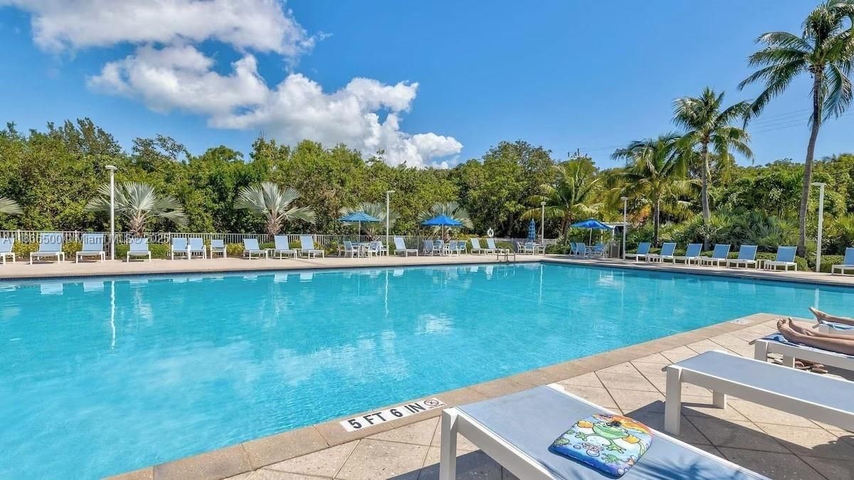 Recently Sold: $770,000 (2 beds, 2 baths, 841 Square Feet)