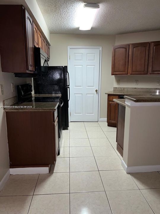 合同活跃: $2,000 (2 贝兹, 2 浴室, 1024 平方英尺)