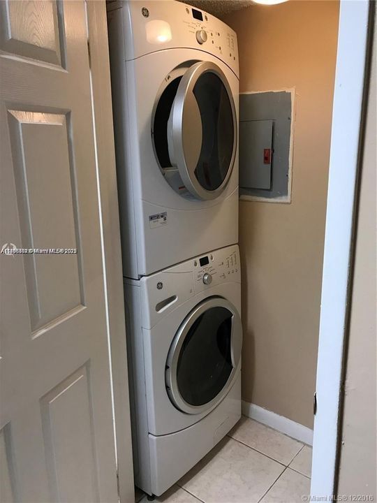 合同活跃: $2,000 (2 贝兹, 2 浴室, 1024 平方英尺)