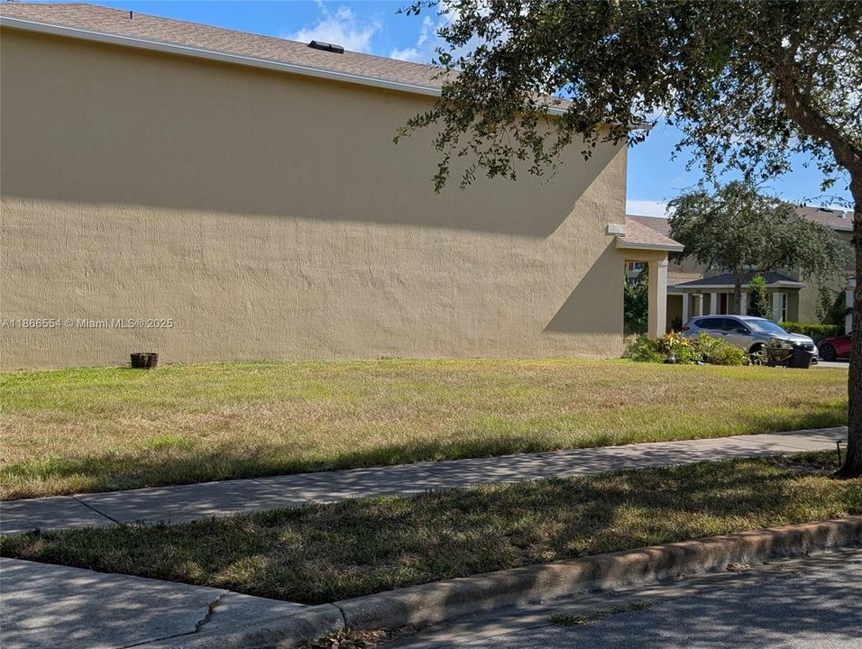 На продажу: $55,000 (0.06 acres)