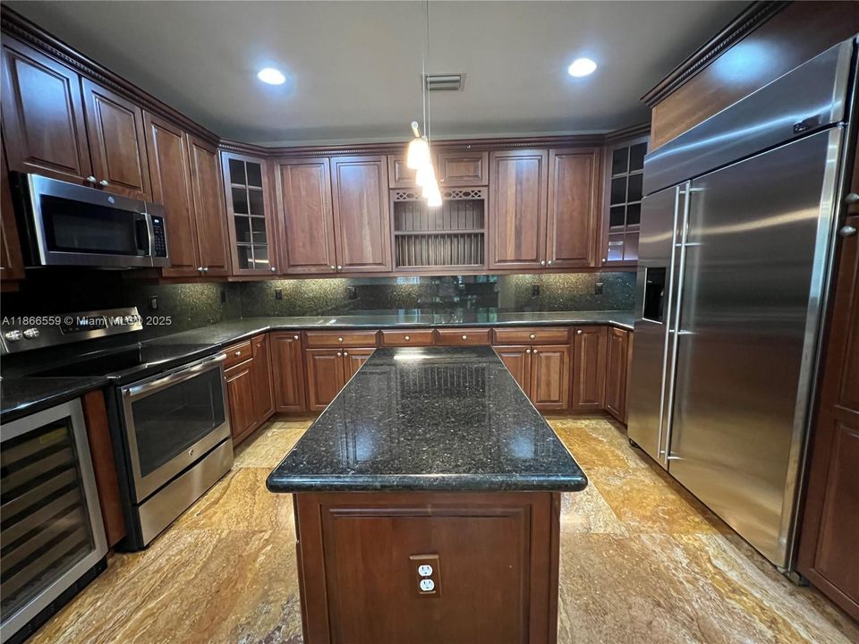 Под контрактом: $5,200 (5 спален, 4 ванн, 3945 Квадратных фут)