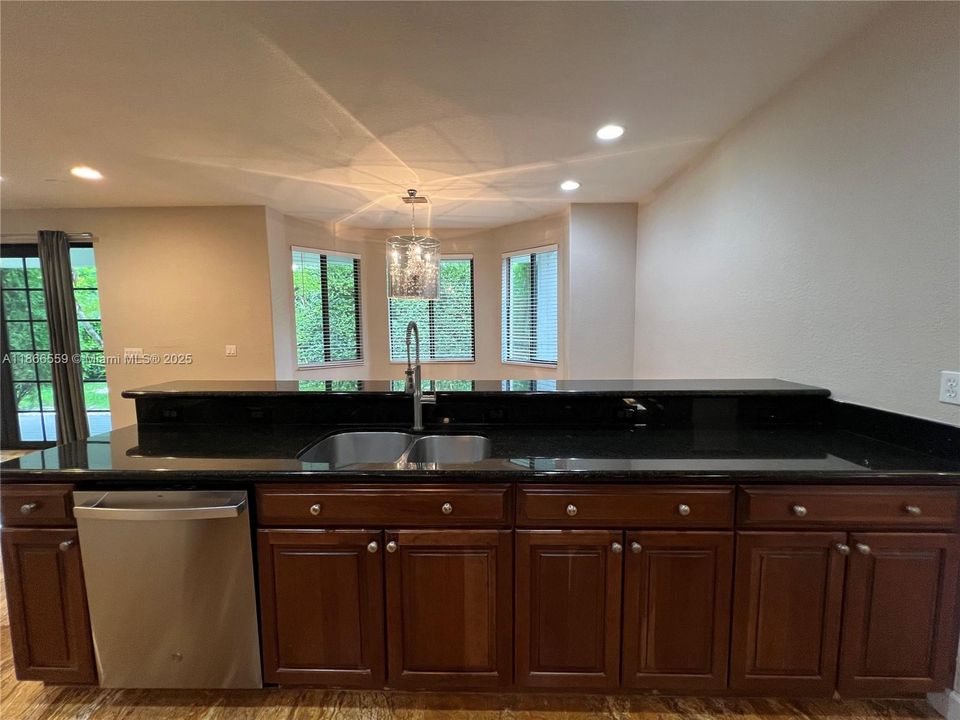 Под контрактом: $5,200 (5 спален, 4 ванн, 3945 Квадратных фут)