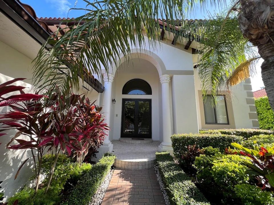 Под контрактом: $5,200 (5 спален, 4 ванн, 3945 Квадратных фут)