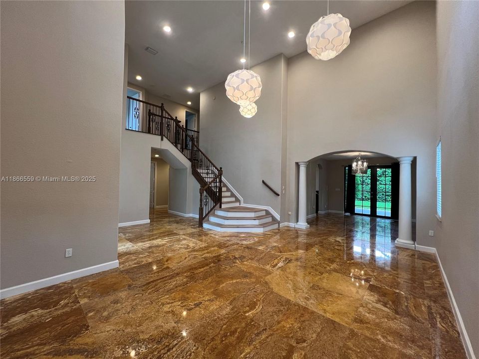 Под контрактом: $5,200 (5 спален, 4 ванн, 3945 Квадратных фут)