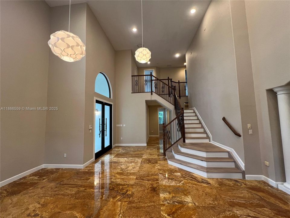 Под контрактом: $5,200 (5 спален, 4 ванн, 3945 Квадратных фут)