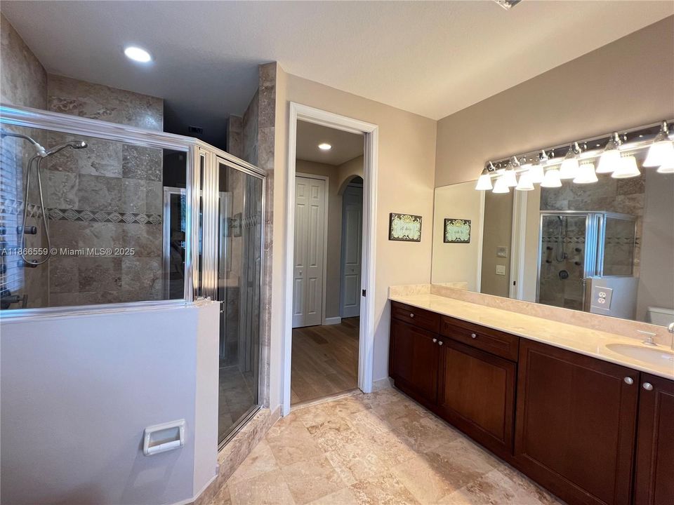 Под контрактом: $5,200 (5 спален, 4 ванн, 3945 Квадратных фут)