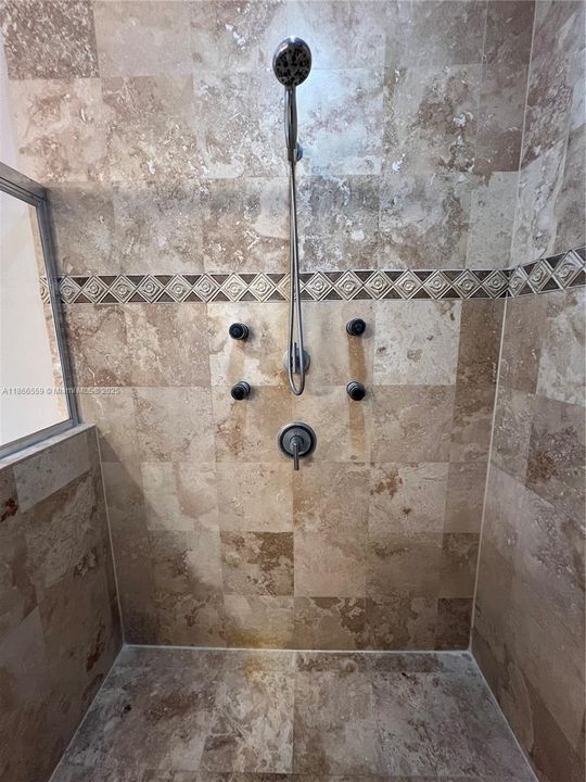 Под контрактом: $5,200 (5 спален, 4 ванн, 3945 Квадратных фут)