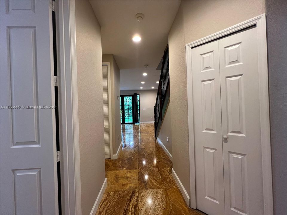 Под контрактом: $5,200 (5 спален, 4 ванн, 3945 Квадратных фут)