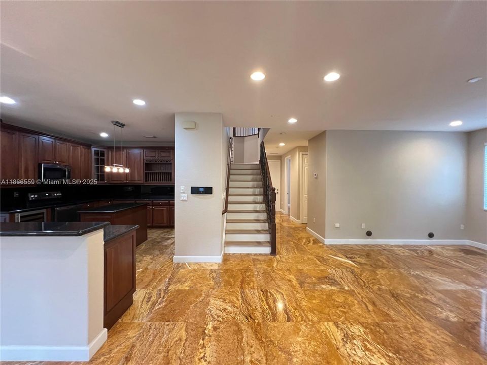 Под контрактом: $5,200 (5 спален, 4 ванн, 3945 Квадратных фут)