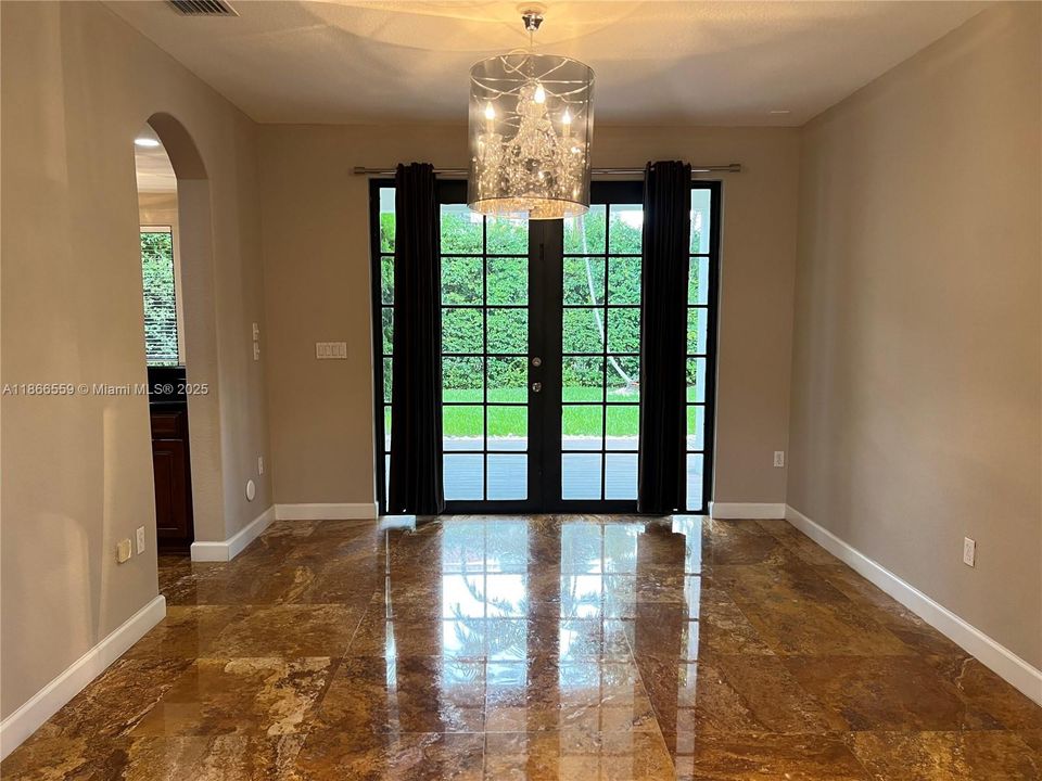 Под контрактом: $5,200 (5 спален, 4 ванн, 3945 Квадратных фут)