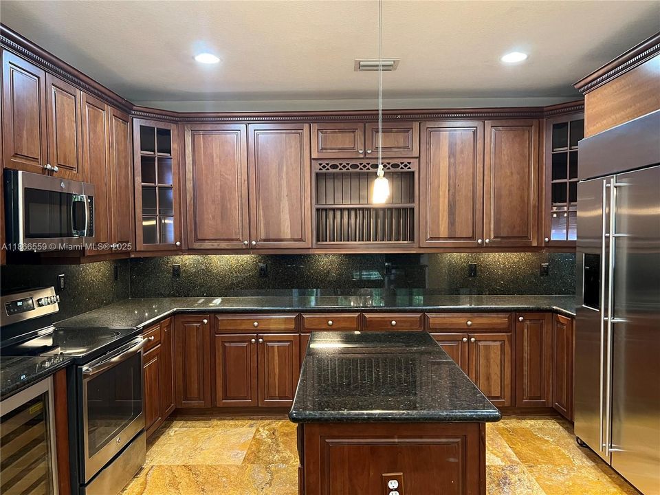 Под контрактом: $5,200 (5 спален, 4 ванн, 3945 Квадратных фут)