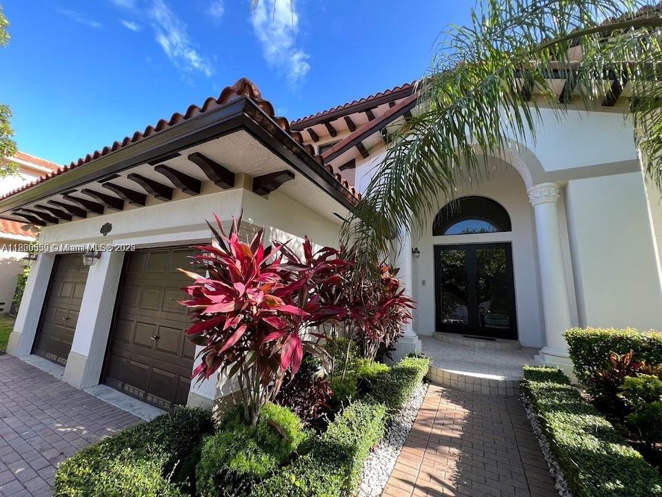 Под контрактом: $5,200 (5 спален, 4 ванн, 3945 Квадратных фут)