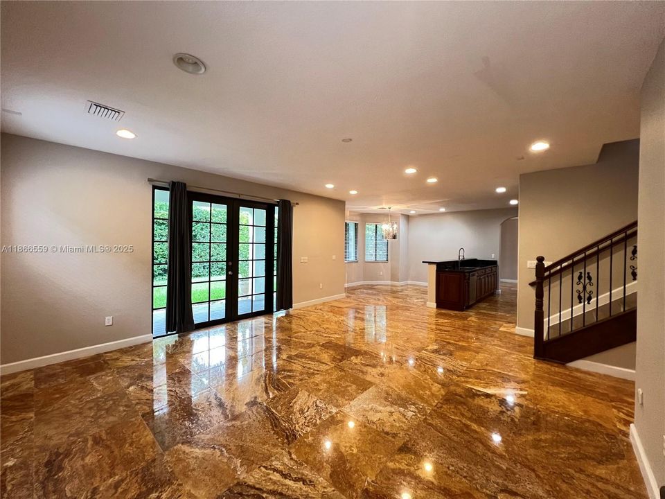 Под контрактом: $5,200 (5 спален, 4 ванн, 3945 Квадратных фут)