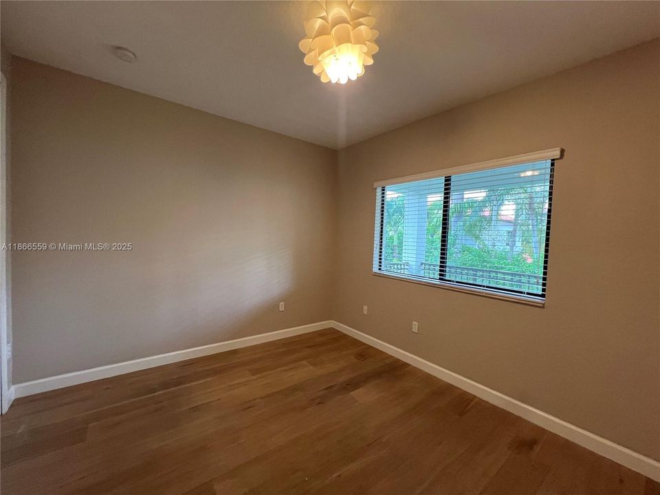 Под контрактом: $5,200 (5 спален, 4 ванн, 3945 Квадратных фут)