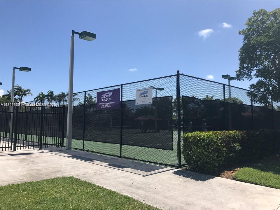 Под контрактом: $5,200 (5 спален, 4 ванн, 3945 Квадратных фут)