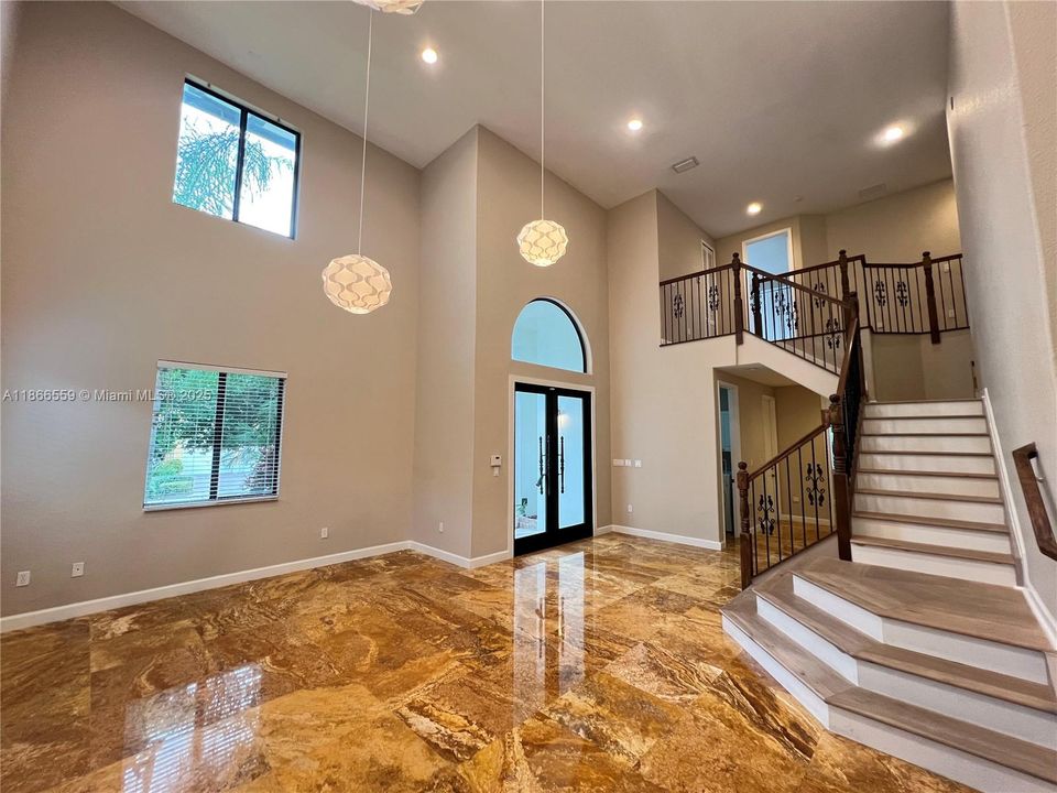 Под контрактом: $5,200 (5 спален, 4 ванн, 3945 Квадратных фут)