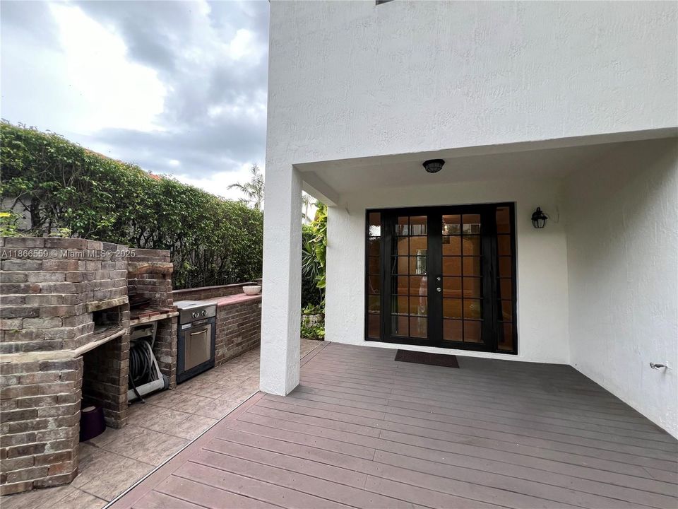 Под контрактом: $5,200 (5 спален, 4 ванн, 3945 Квадратных фут)