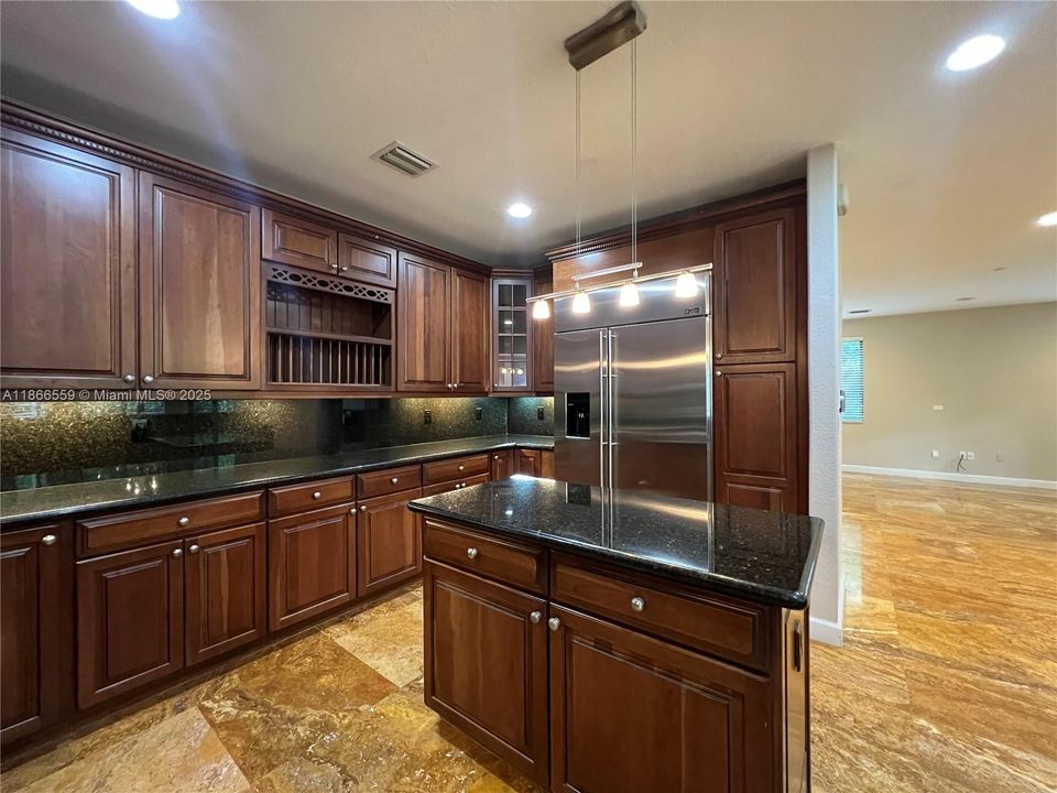 Под контрактом: $5,200 (5 спален, 4 ванн, 3945 Квадратных фут)