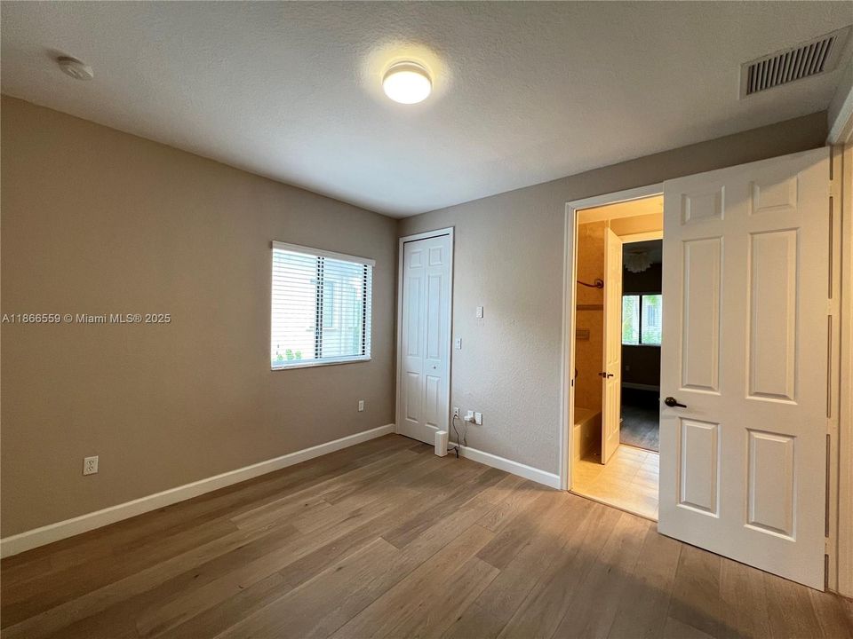 Под контрактом: $5,200 (5 спален, 4 ванн, 3945 Квадратных фут)