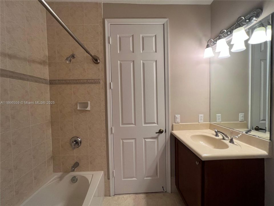 Под контрактом: $5,200 (5 спален, 4 ванн, 3945 Квадратных фут)