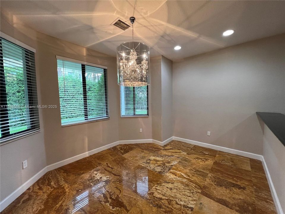 Под контрактом: $5,200 (5 спален, 4 ванн, 3945 Квадратных фут)