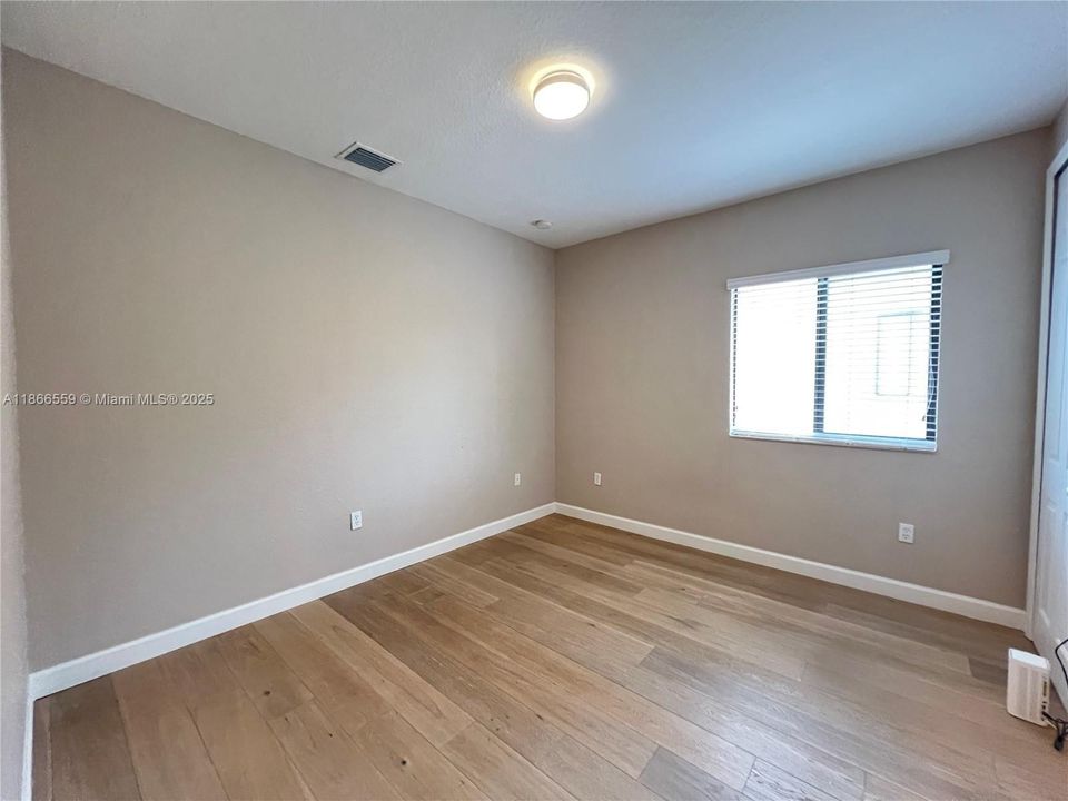 Под контрактом: $5,200 (5 спален, 4 ванн, 3945 Квадратных фут)