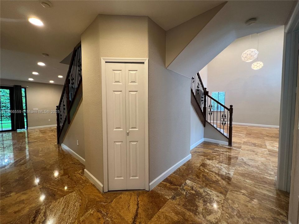 Под контрактом: $5,200 (5 спален, 4 ванн, 3945 Квадратных фут)