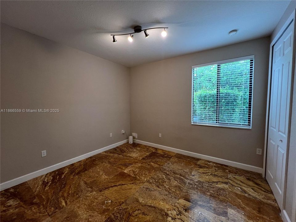 Под контрактом: $5,200 (5 спален, 4 ванн, 3945 Квадратных фут)