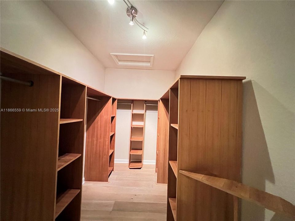 Под контрактом: $5,200 (5 спален, 4 ванн, 3945 Квадратных фут)