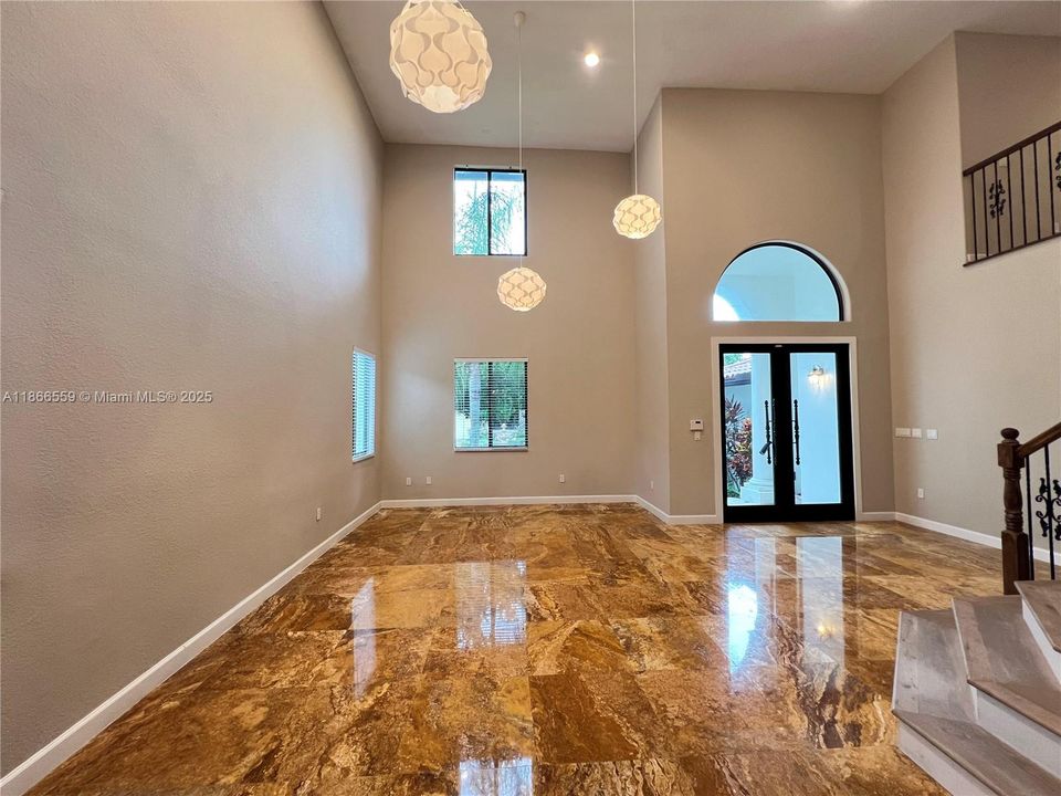 Под контрактом: $5,200 (5 спален, 4 ванн, 3945 Квадратных фут)