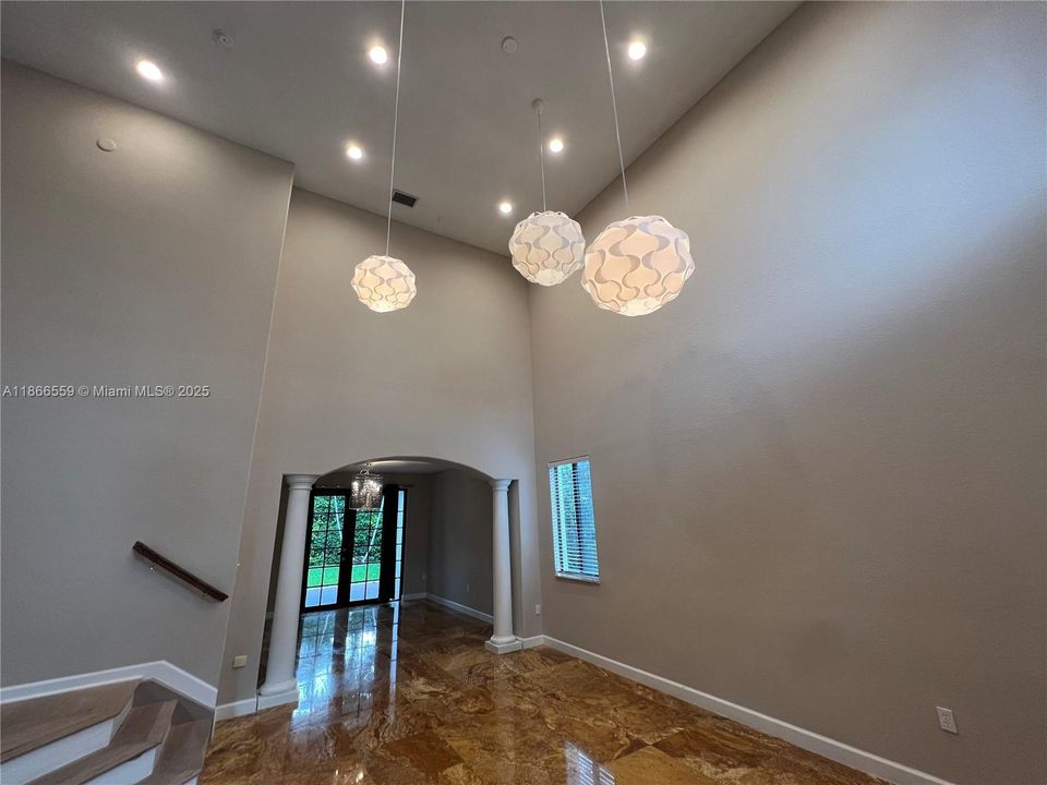 Под контрактом: $5,200 (5 спален, 4 ванн, 3945 Квадратных фут)