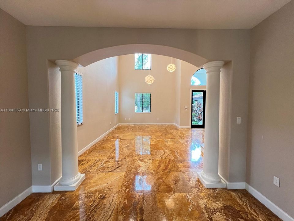 Под контрактом: $5,200 (5 спален, 4 ванн, 3945 Квадратных фут)