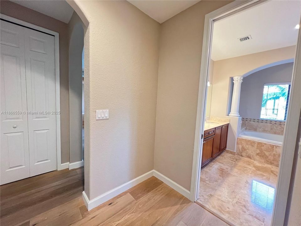 Под контрактом: $5,200 (5 спален, 4 ванн, 3945 Квадратных фут)