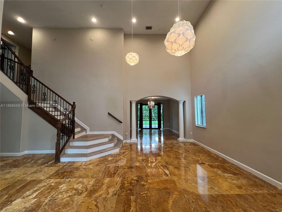 Под контрактом: $5,200 (5 спален, 4 ванн, 3945 Квадратных фут)