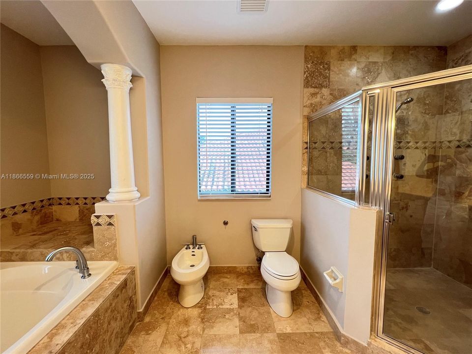 Под контрактом: $5,200 (5 спален, 4 ванн, 3945 Квадратных фут)