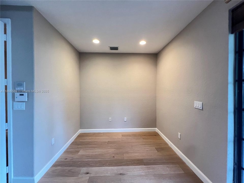 Под контрактом: $5,200 (5 спален, 4 ванн, 3945 Квадратных фут)