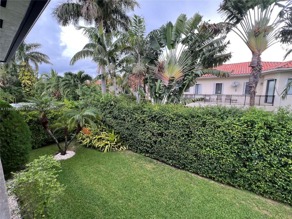 Под контрактом: $5,200 (5 спален, 4 ванн, 3945 Квадратных фут)