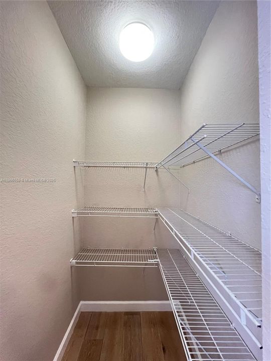 Под контрактом: $5,200 (5 спален, 4 ванн, 3945 Квадратных фут)