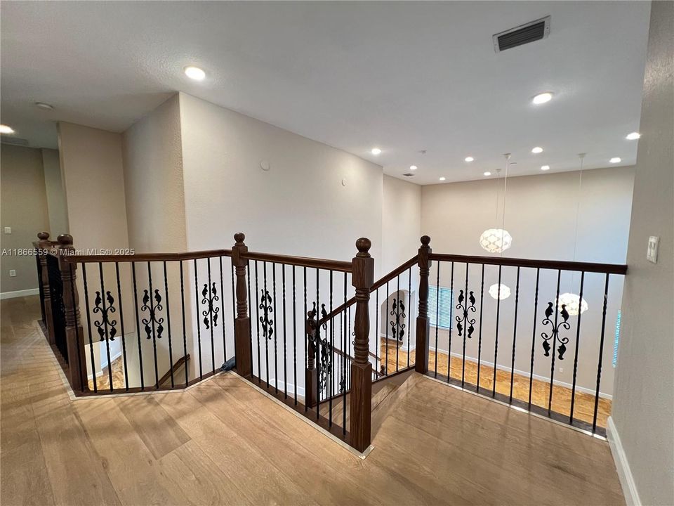 Под контрактом: $5,200 (5 спален, 4 ванн, 3945 Квадратных фут)