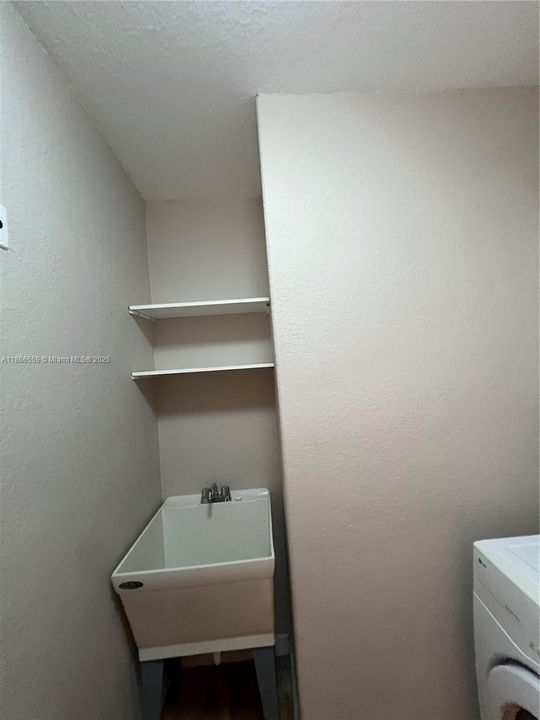 Под контрактом: $5,200 (5 спален, 4 ванн, 3945 Квадратных фут)