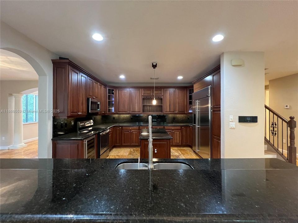 Под контрактом: $5,200 (5 спален, 4 ванн, 3945 Квадратных фут)