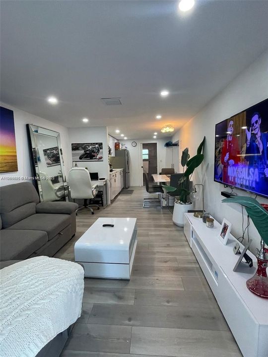 出租: $2,500 (1 贝兹, 1 浴室, 1000 平方英尺)