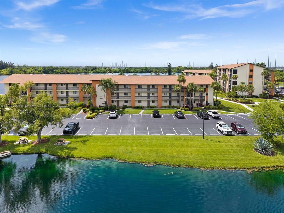 Bay Pointe Yacht & Racquet Club is a Direct Riverfront Community